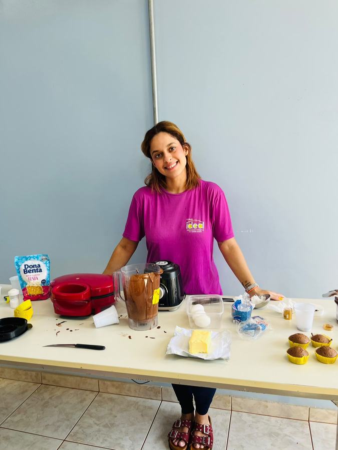 Beatriz baking chocolate cupcakes